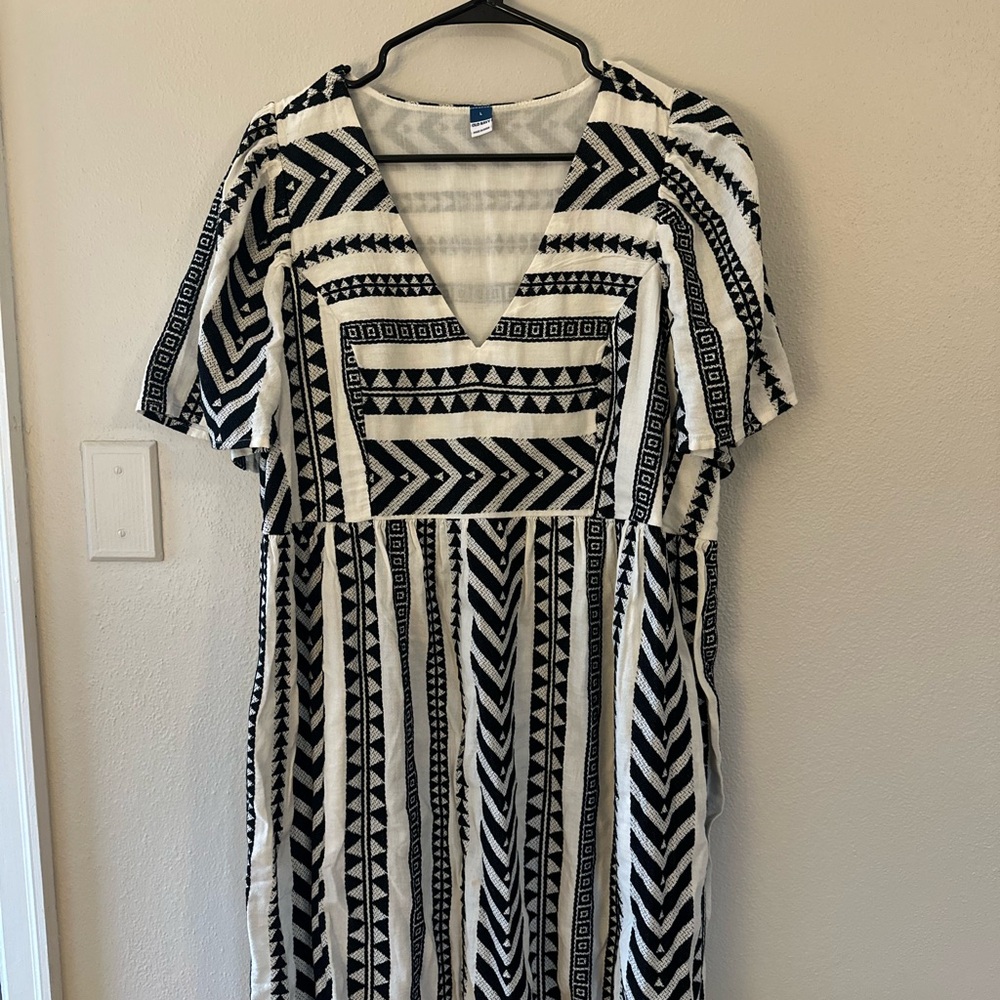 Old Navy Black and White Geometric Pattern Dress. Mini.